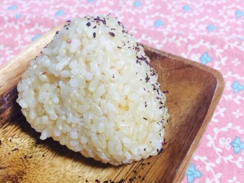 昆布茶で旨味☆玄米のしらす梅おにぎり